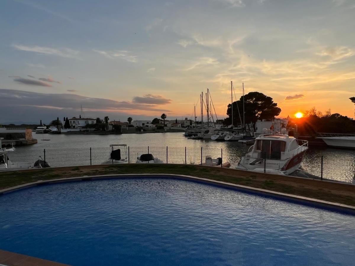 Blau Apartamento Frente A Los Canales Y Las Puestas De Sol De Roses Esterno foto