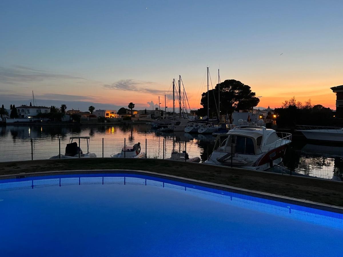 Blau Apartamento Frente A Los Canales Y Las Puestas De Sol De Roses Esterno foto