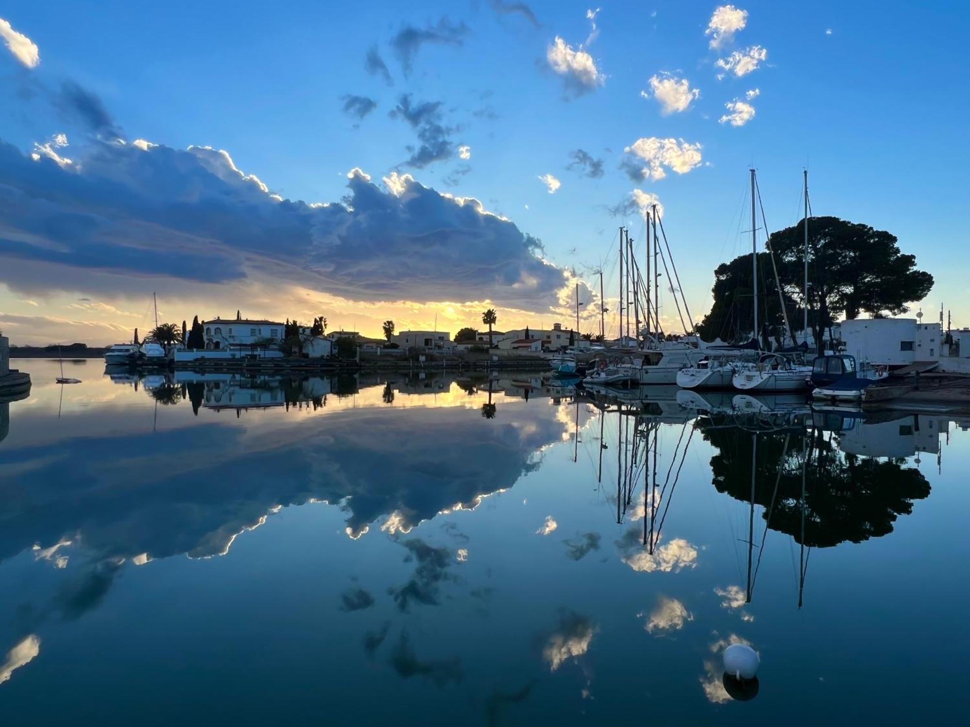 Blau Apartamento Frente A Los Canales Y Las Puestas De Sol De Roses Esterno foto