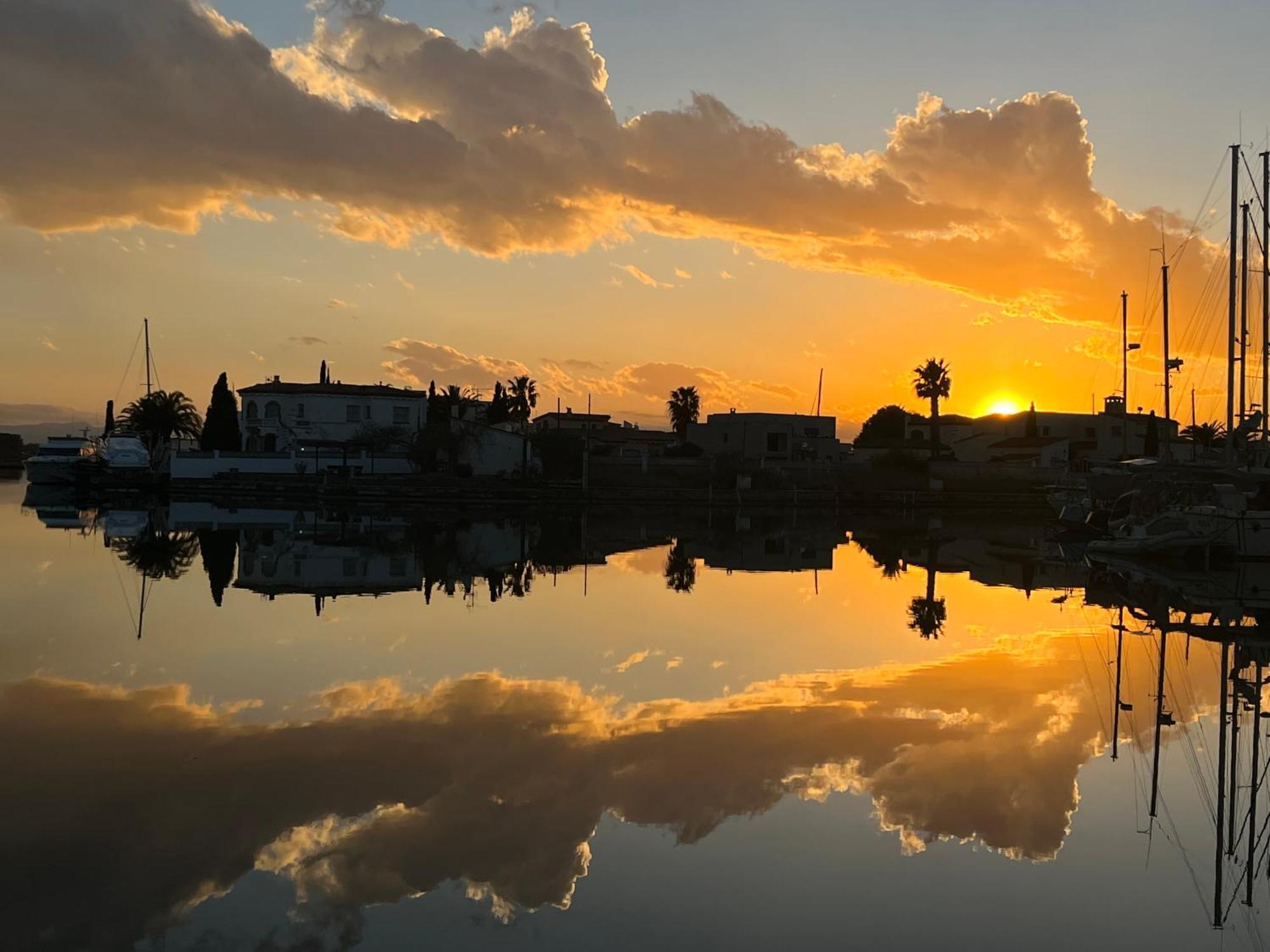 Blau Apartamento Frente A Los Canales Y Las Puestas De Sol De Roses Esterno foto